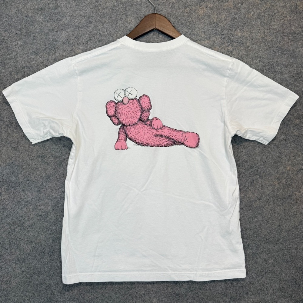 Kaws x Uniqlo UT Graphic T Shirt Mens Medium White Pink XX Collab Streetwear